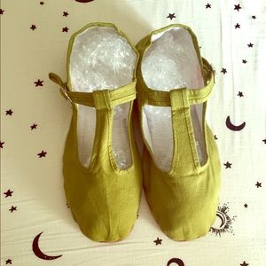 Hao Yu T-Strap Olive Green Womens Shoes Size 6